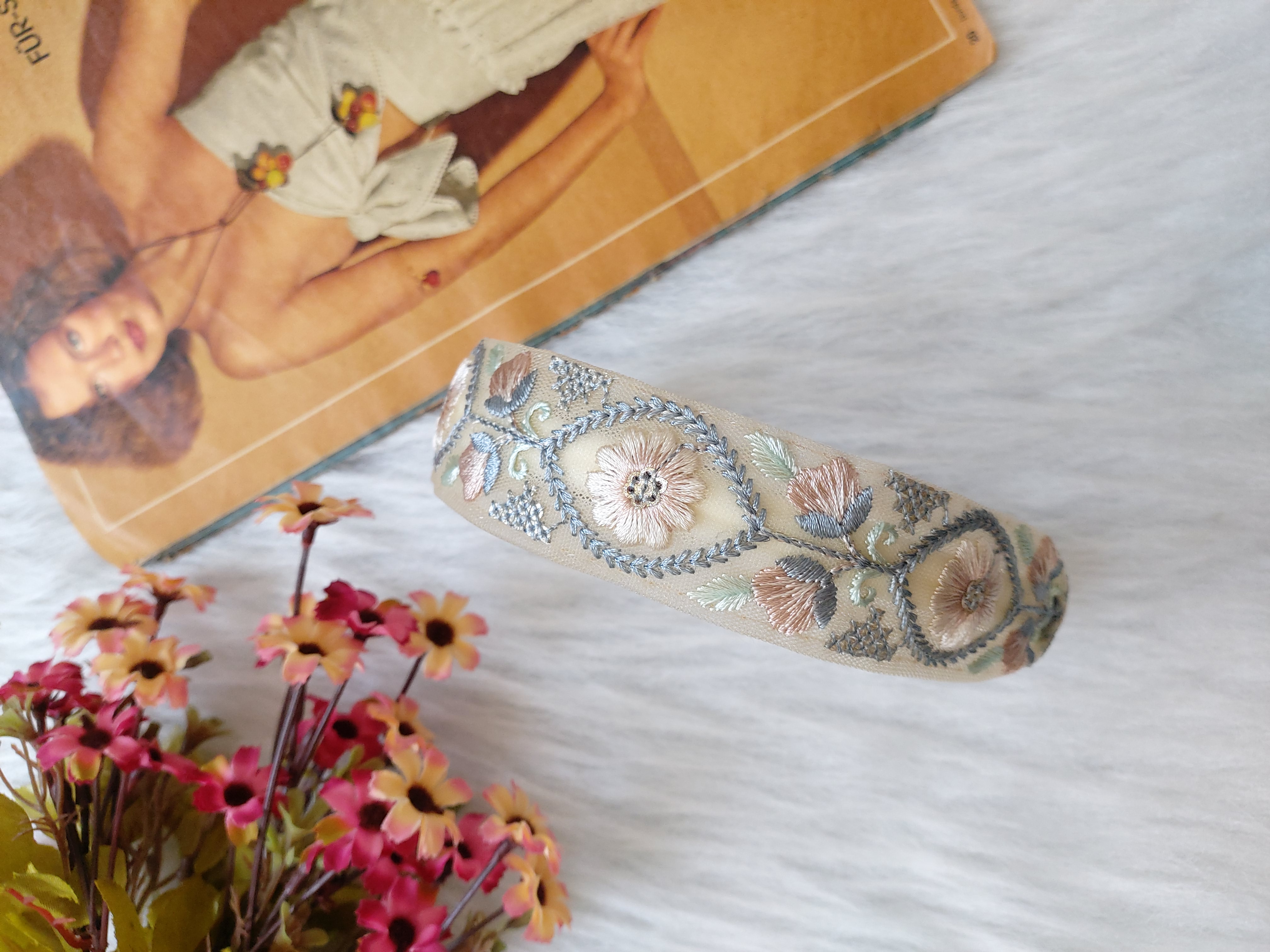 تل سوزندوزی ماه سر مدل گلبرگ رنگ‌ سدری